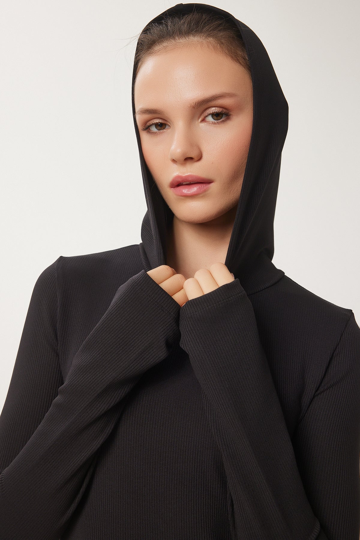 Siyah Parmak Ve Sırt Cut Out Detaylı Kapüşonlu Sweatshirt VX00004