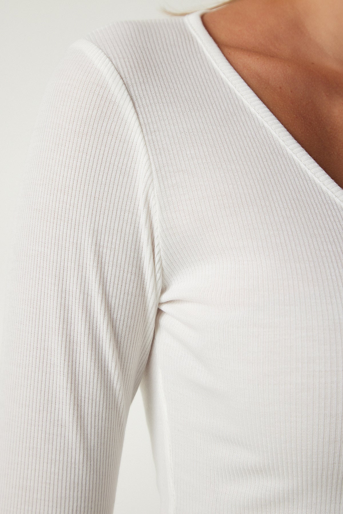 Krem Beyaz V Yaka 2'Li Paket Crop Örme Bluz UB00202