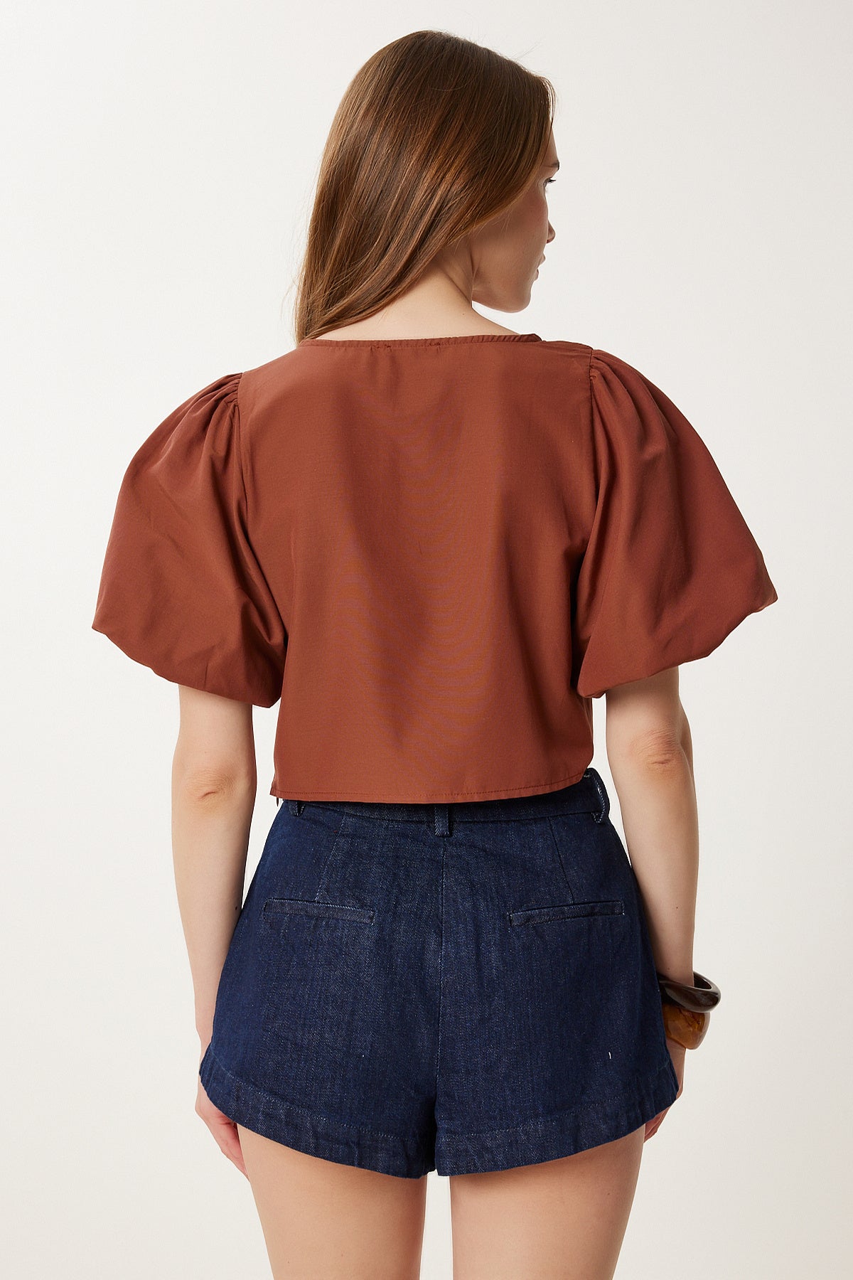 Kahverengi Balon Kollu İşlemeli Crop Poplin Bluz TP00082