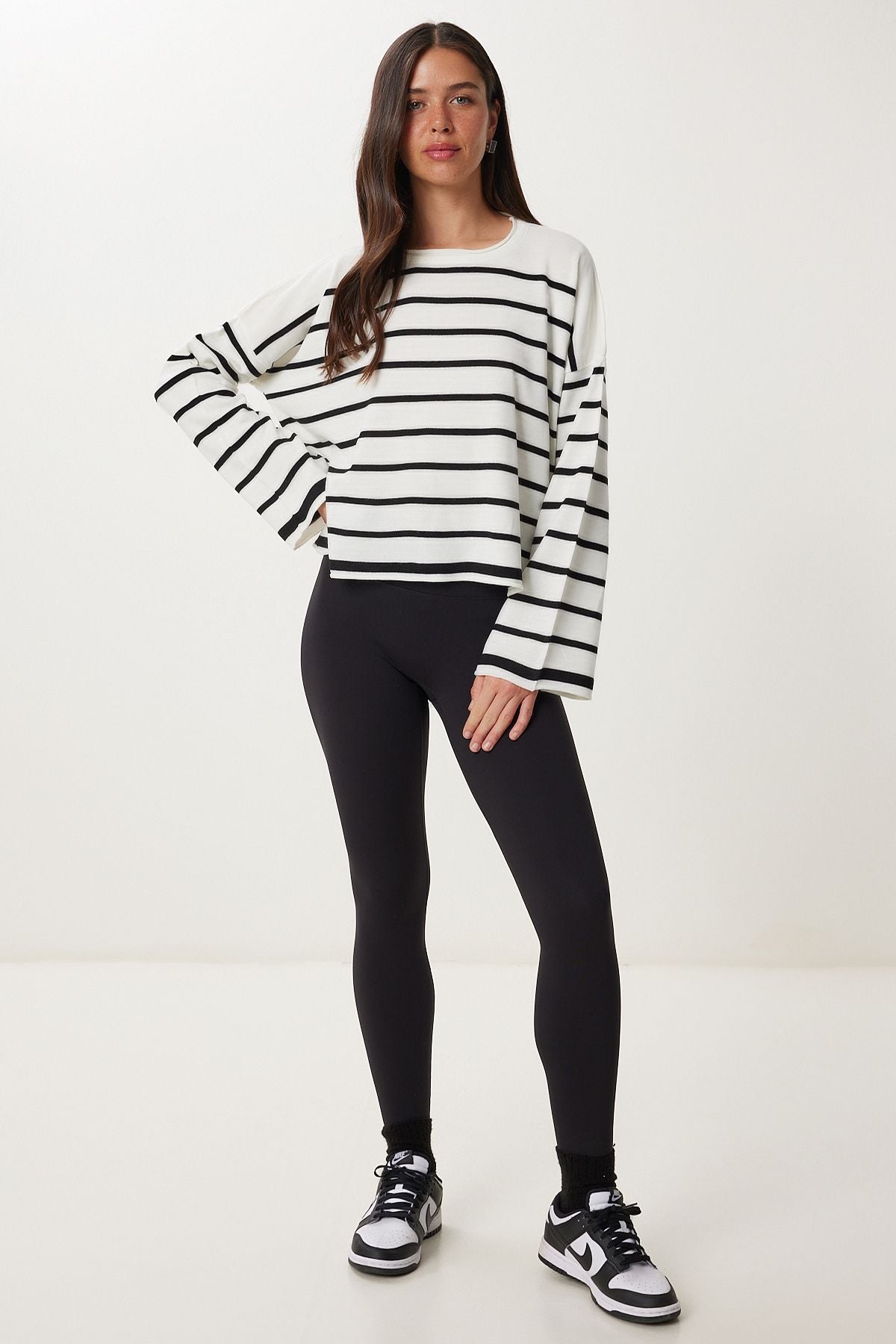 Siyah Beyaz Çizgili Oversize Crop Triko Kazak  US00659