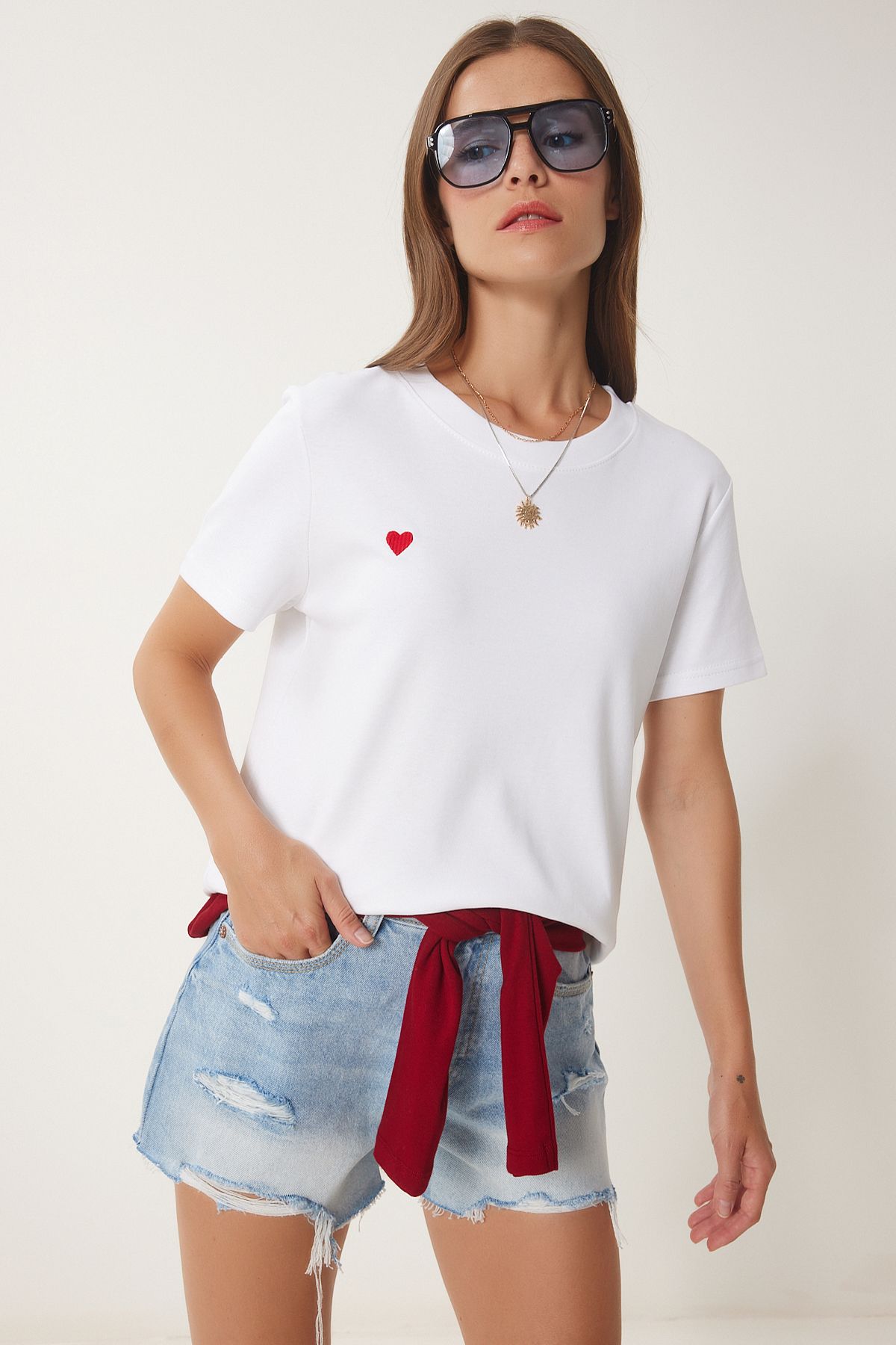 Beyaz Kalp Nakışlı Örme T-Shirt DP00242