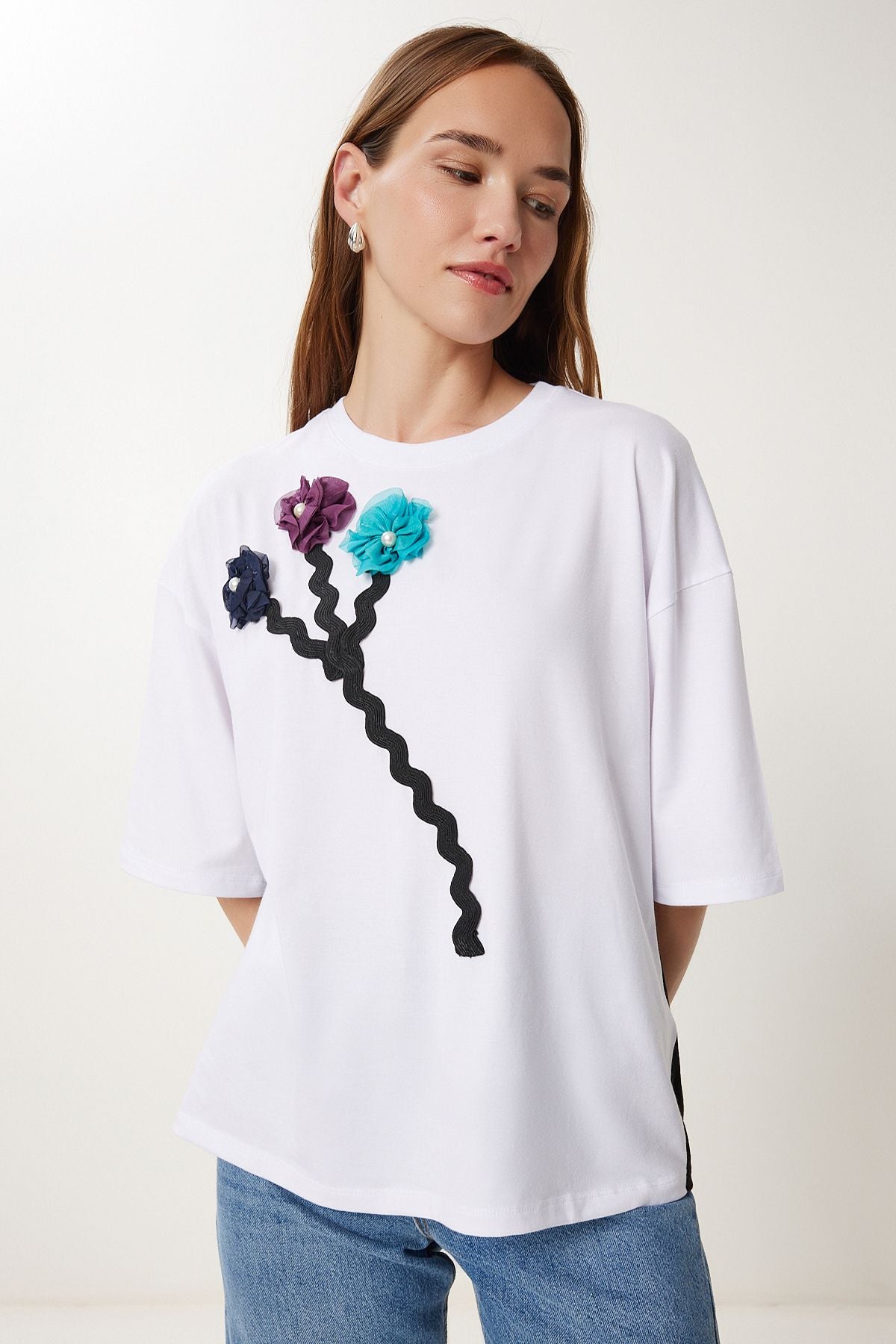 Beyaz Çiçek Detaylı Sırt Dekolteli Örme T-Shirt TP00086