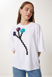 Beyaz Çiçek Detaylı Sırt Dekolteli Örme T-Shirt TP00086
