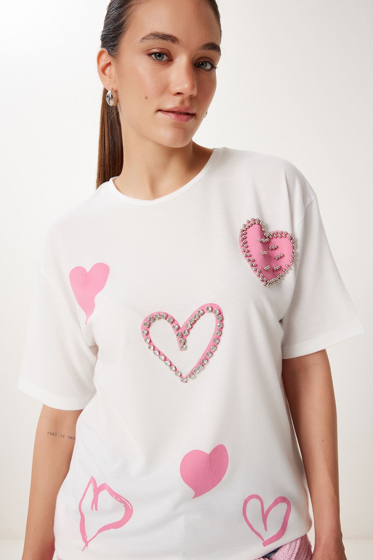 Ekru İnci Ve Boncuk Detaylı Baskılı Örme T-Shirt PB00029