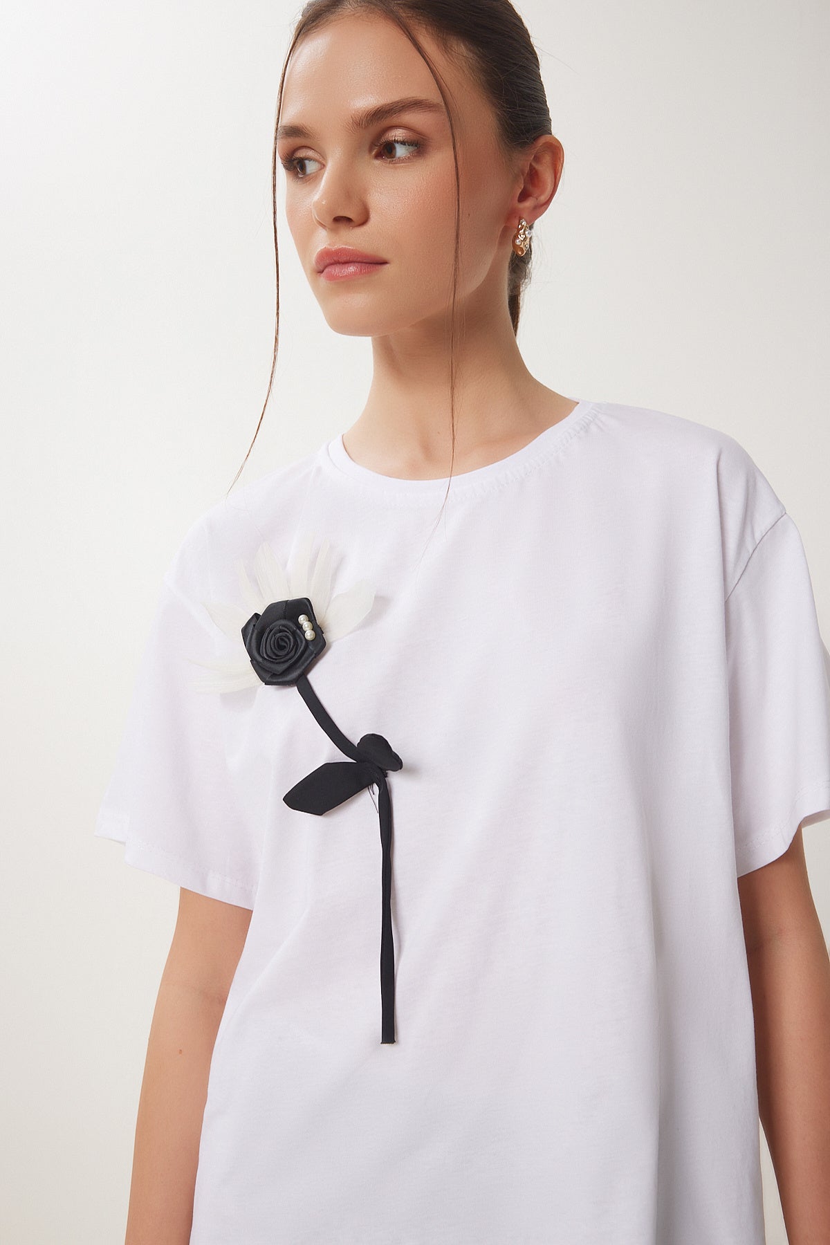 Beyaz Çiçek Armalı Pamuklu Örme T-Shirt ZV00295