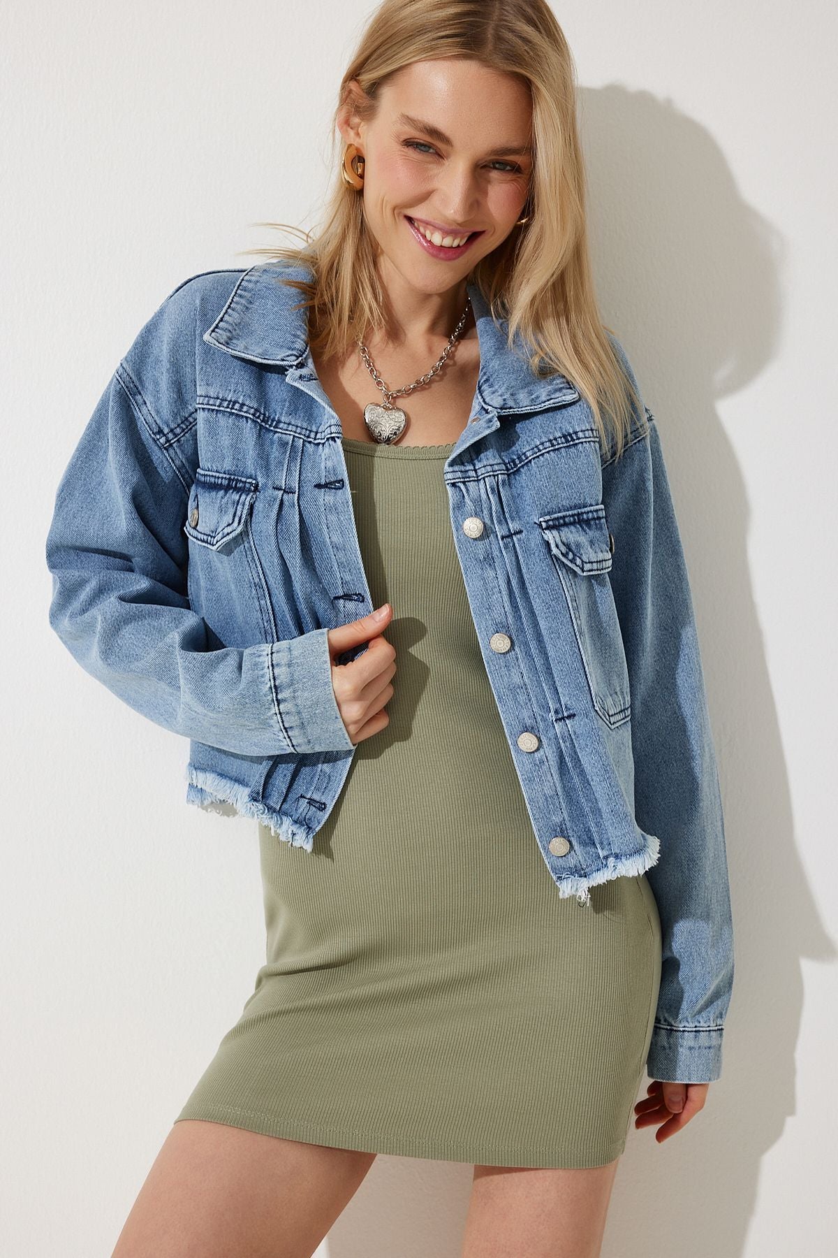 Orta Mavi Geniş Cepli Kenarları Dikişsiz Denim Ceket RV00188