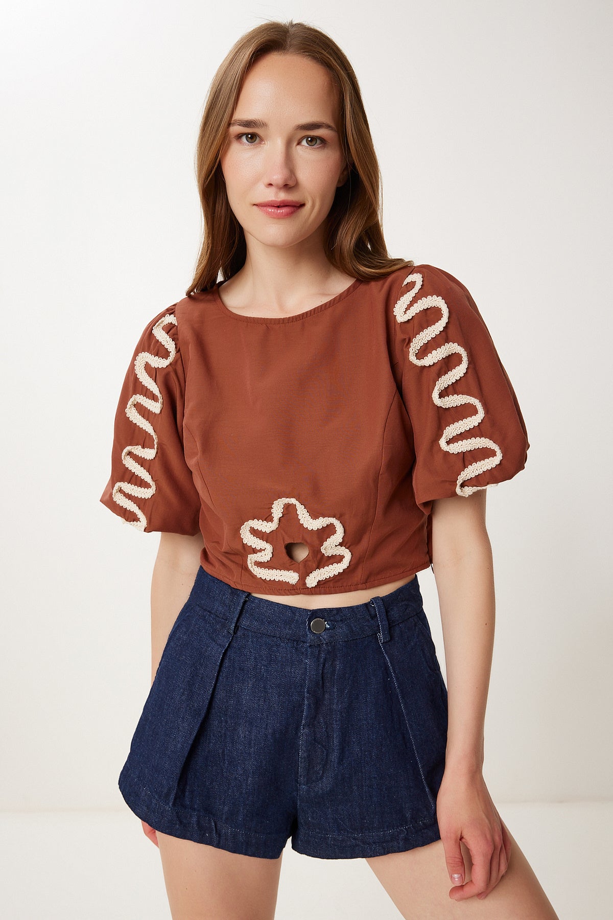 Kahverengi Balon Kollu İşlemeli Crop Poplin Bluz TP00082