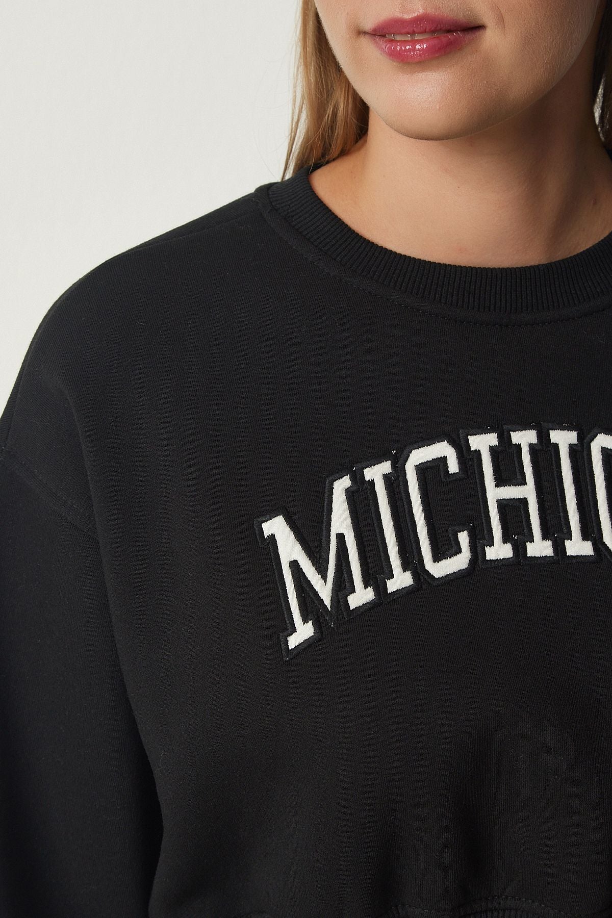 Siyah Baskılı Şardonlu Crop Örme Sweatshirt HF00443