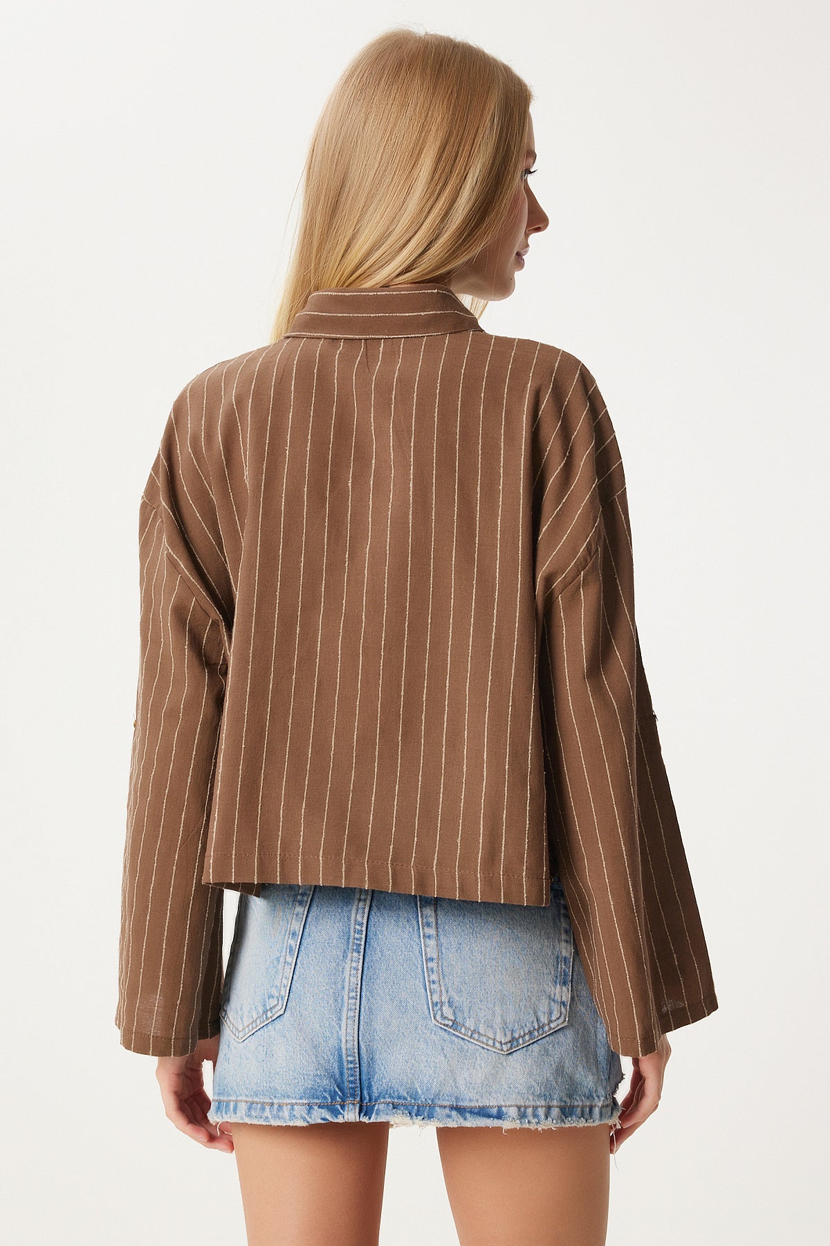 Kahverengi İnce Çizgili Crop Keten Gömlek DM00140