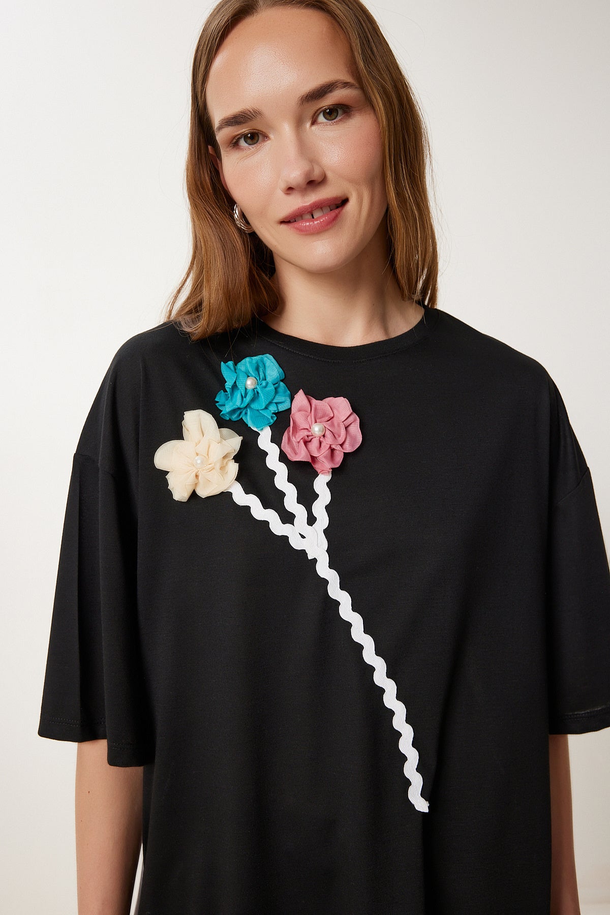 Siyah Çiçek Detaylı Sırt Dekolteli Örme T-Shirt TP00086