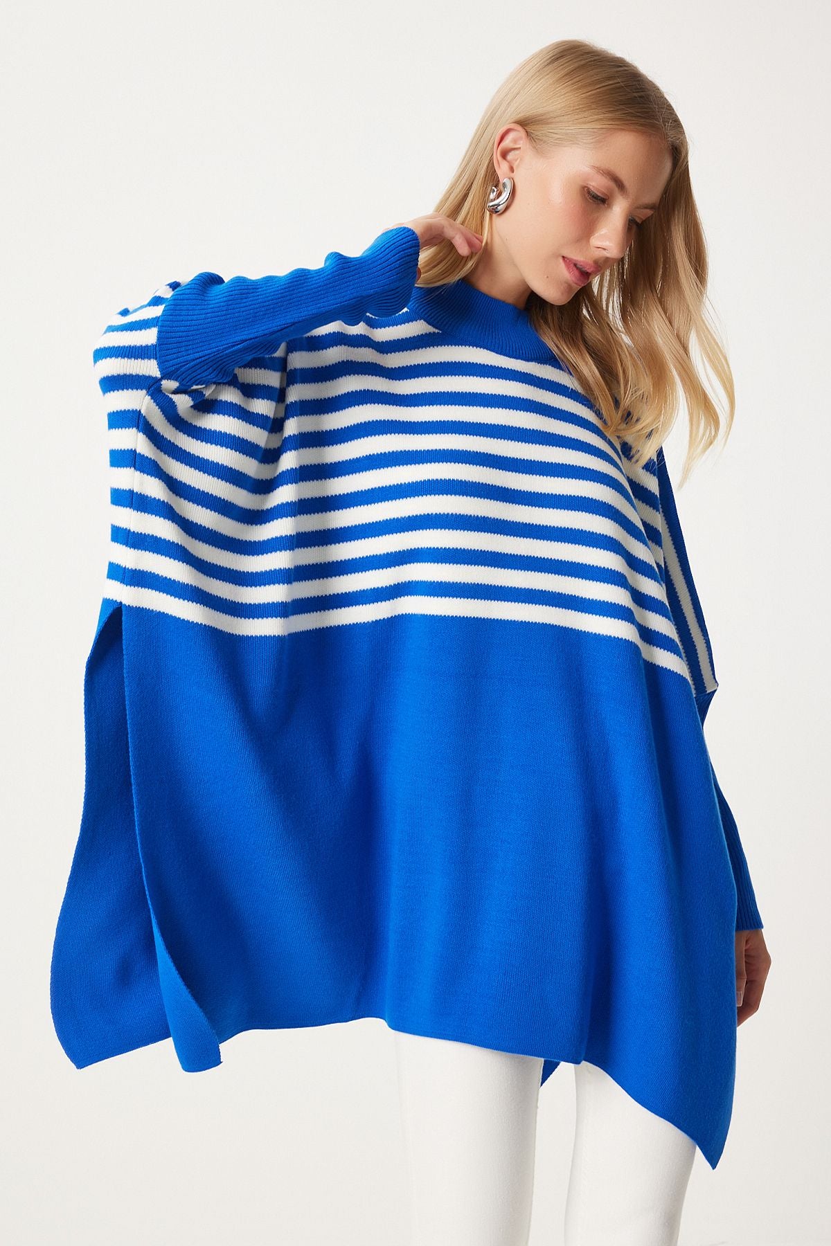 Mavi Çizgili Yandan Yırtmaçlı Oversize Panço Kazak DD01336