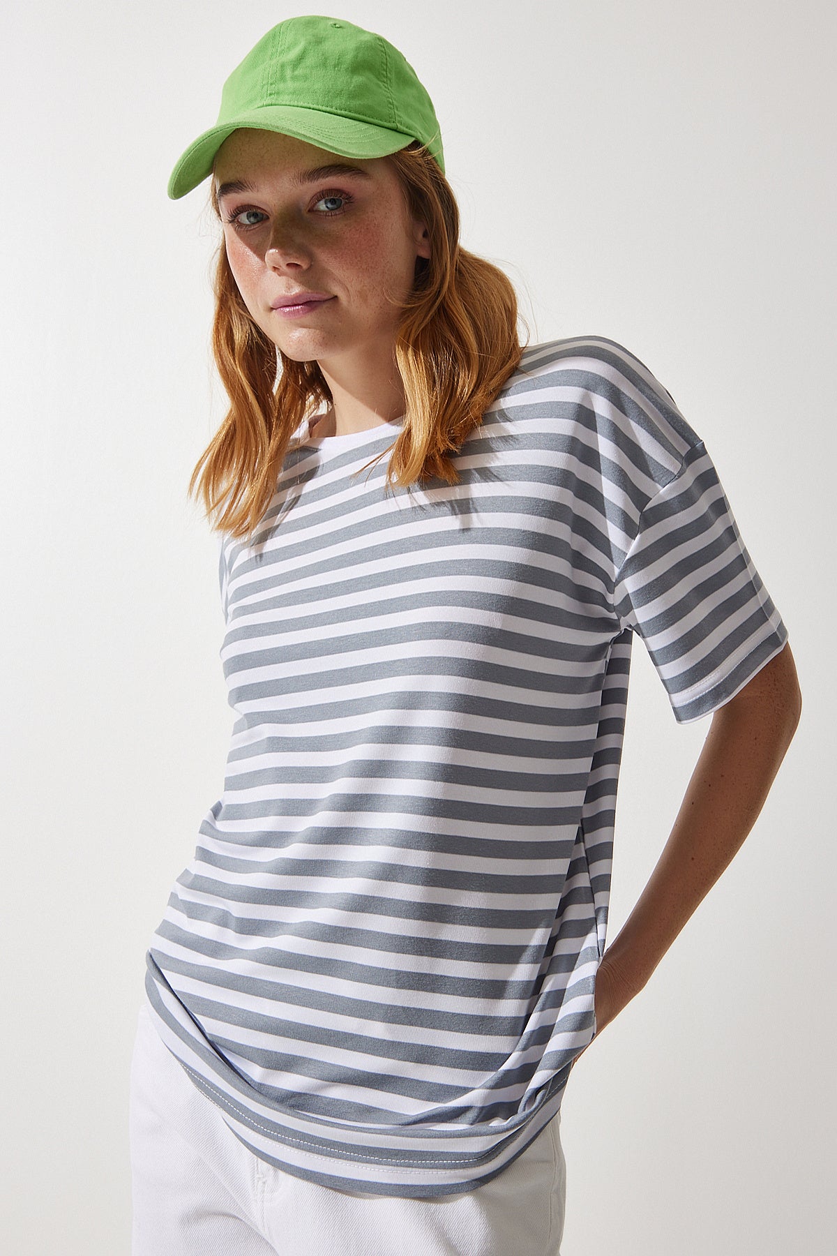 Gri Bisiklet Yaka Çizgili Oversize Örme T-Shirt EN00609