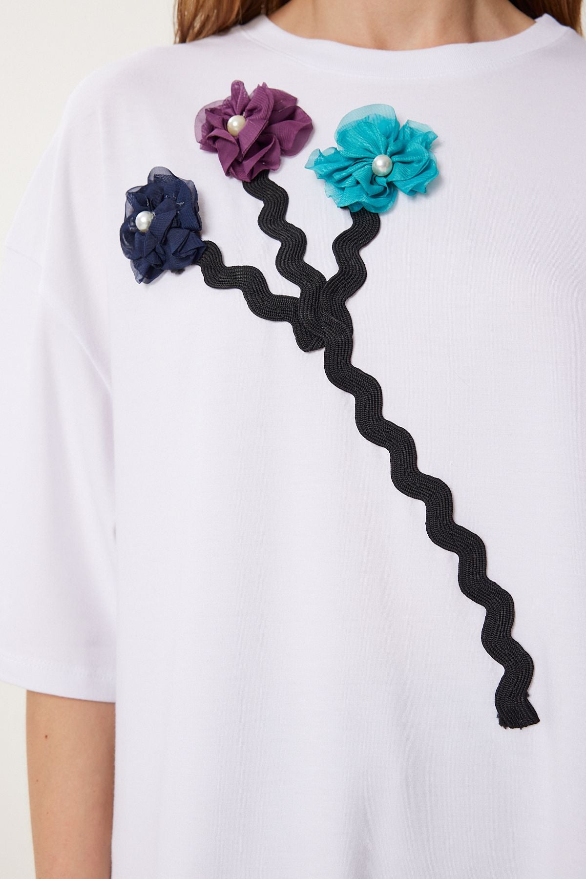 Beyaz Çiçek Detaylı Sırt Dekolteli Örme T-Shirt TP00086