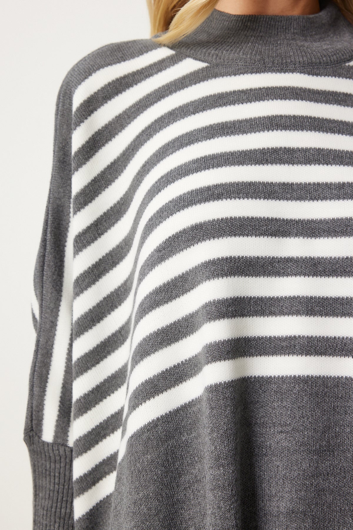 Gri Çizgili Yandan Yırtmaçlı Oversize Panço Kazak DD01336