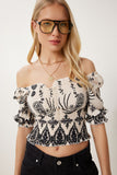 Krem Siyah Desenli Carmen Yaka Esnek Crop Örme Bluz ZH00051