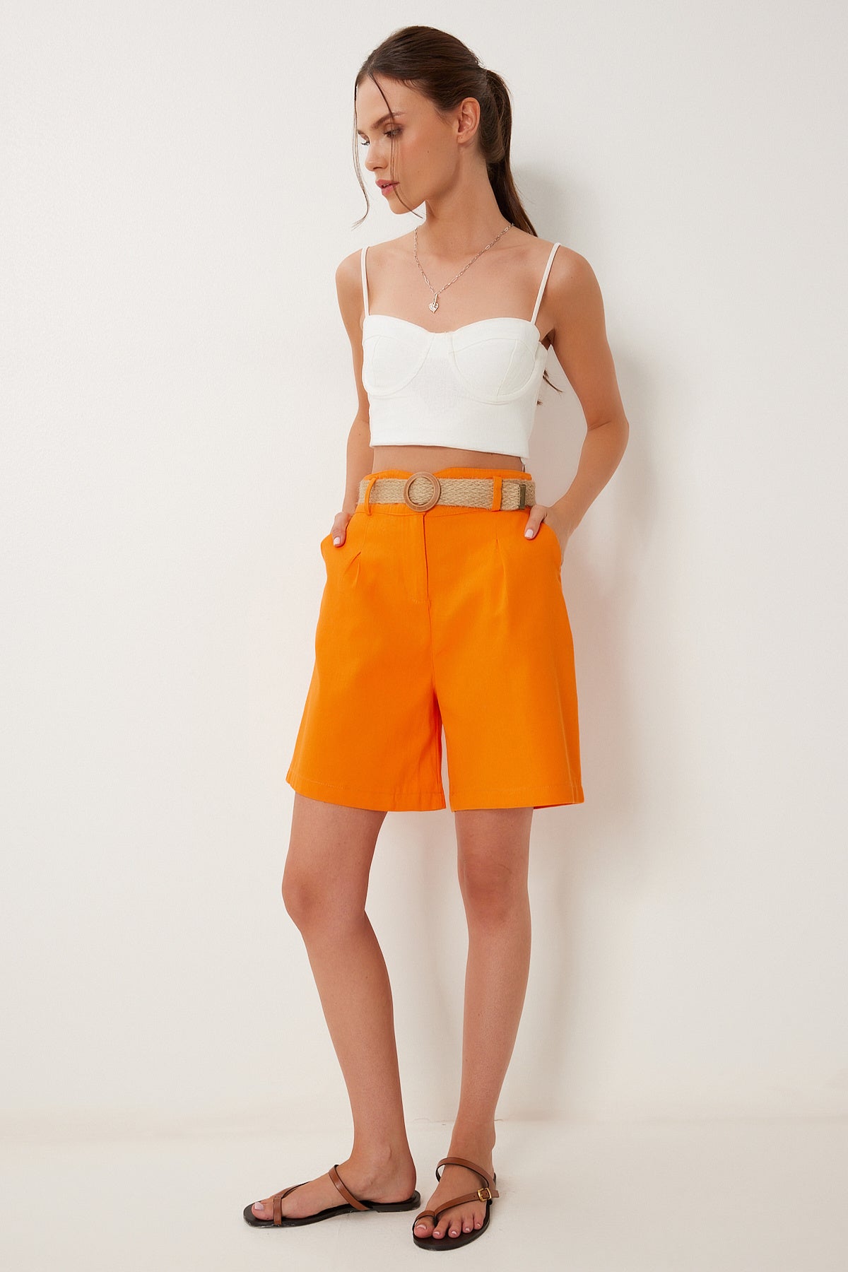 Oranj Hasır Kemerli Şehir Boy Gabardin Şort MX00198