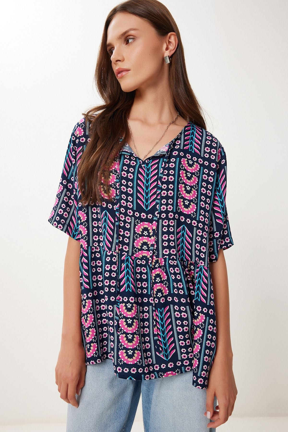 Siyah Pembe Desenli Volanlı Viskon Bluz DD01360