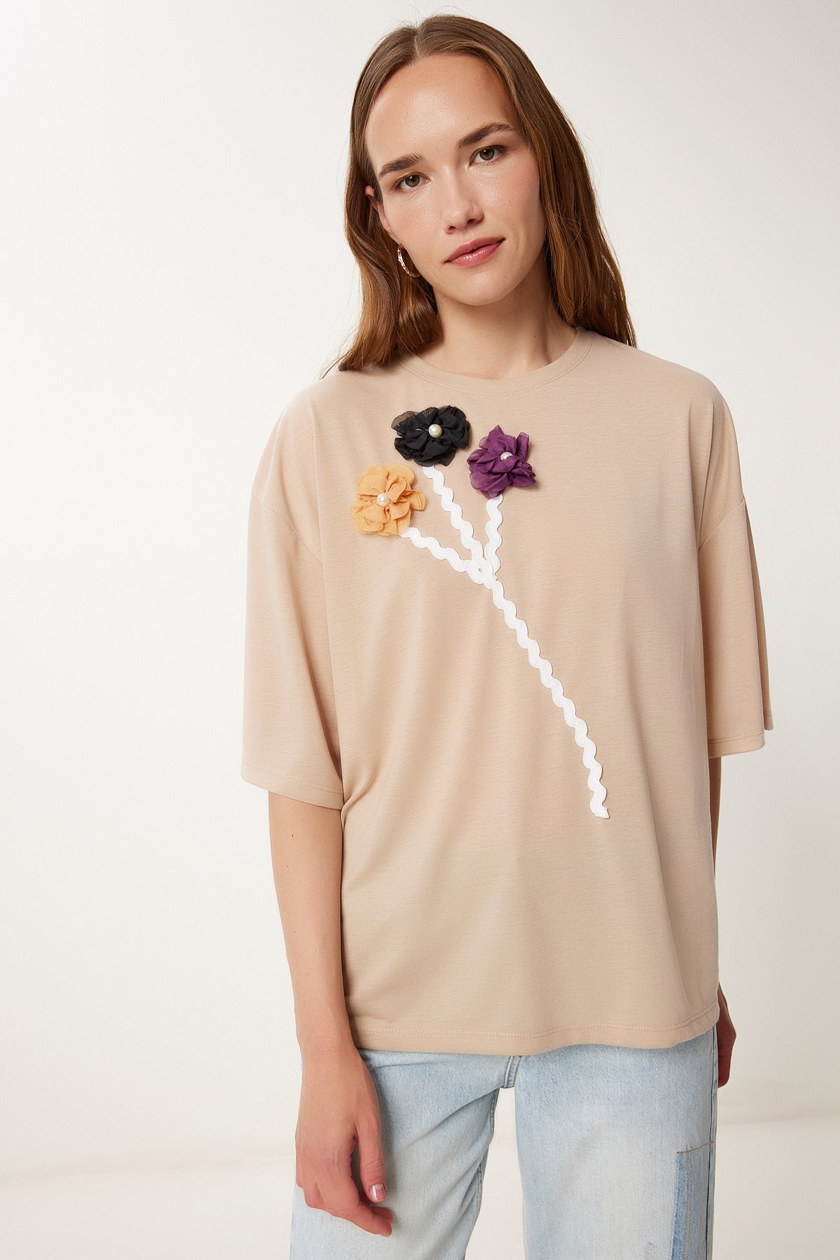 Bej Çiçek Detaylı Sırt Dekolteli Örme T-Shirt TP00086