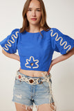 Mavi Balon Kollu İşlemeli Crop Poplin Bluz TP00082