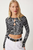 Siyah Beyaz Desenli Cut Out Detaylı Triko Bluz VN00007
