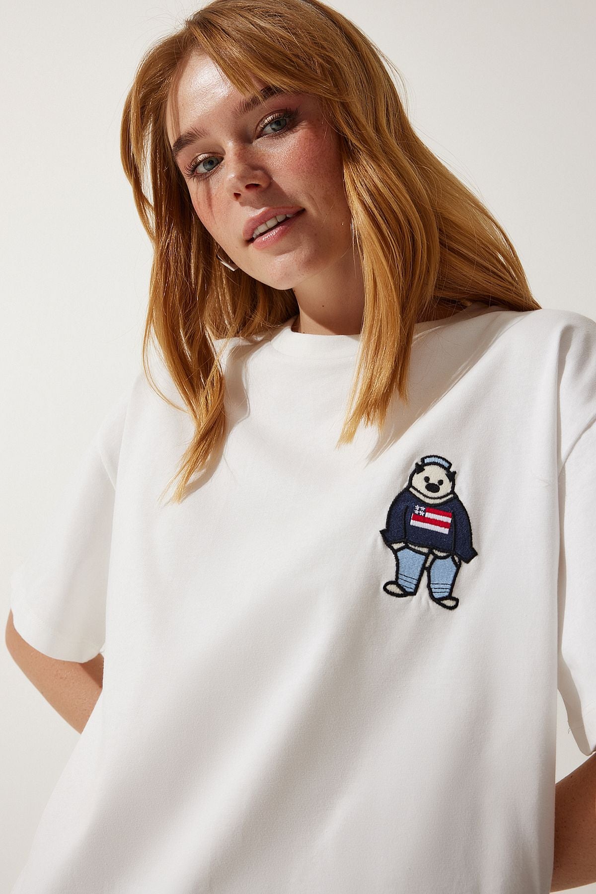 Beyaz Bisiklet Yaka Nakışlı Oversize Örme T-Shirt NJ00142