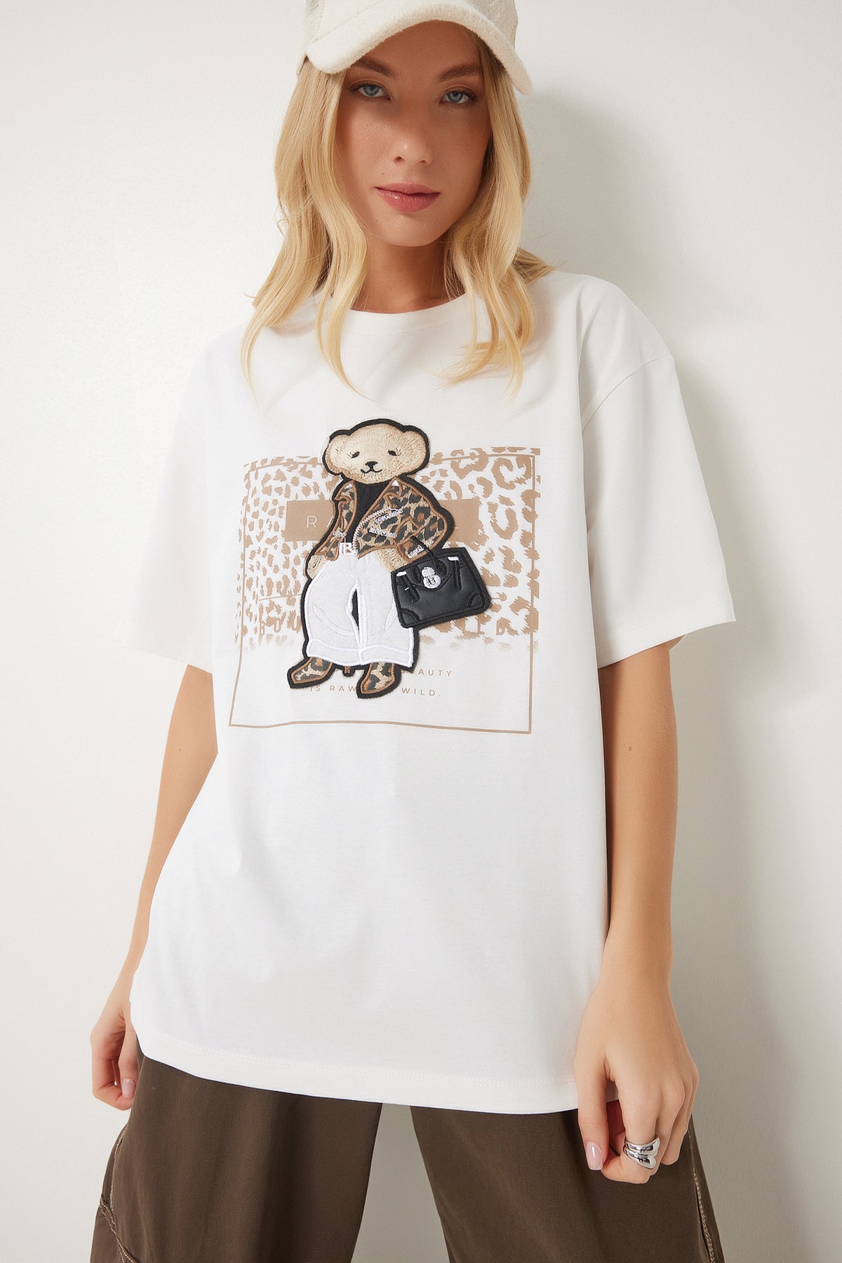 Ekru Ayıcık Armalı Pamuklu Oversize Örme T-Shirt CR00464