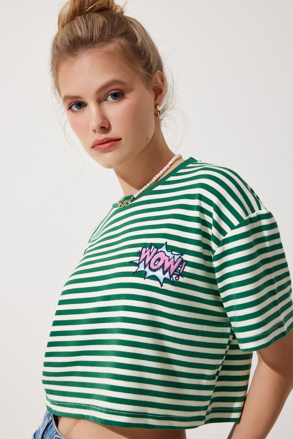 Yeşil Nakış Detaylı Çizgili %100 Pamuk Crop Örme T-Shirt CR00436