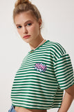 Yeşil Nakış Detaylı Çizgili %100 Pamuk Crop Örme T-Shirt CR00436