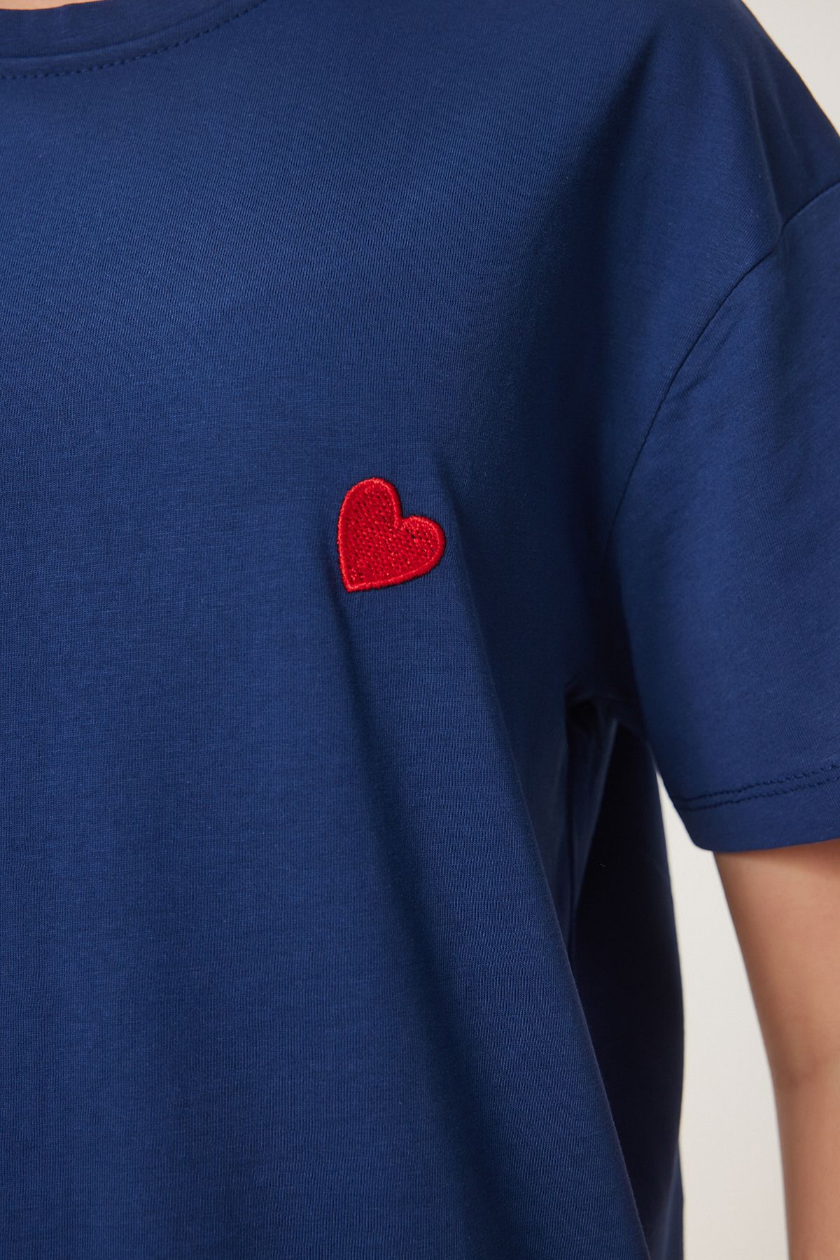 Lacivert Kalp Nakışlı Pamuklu Örme T-Shirt MP00032