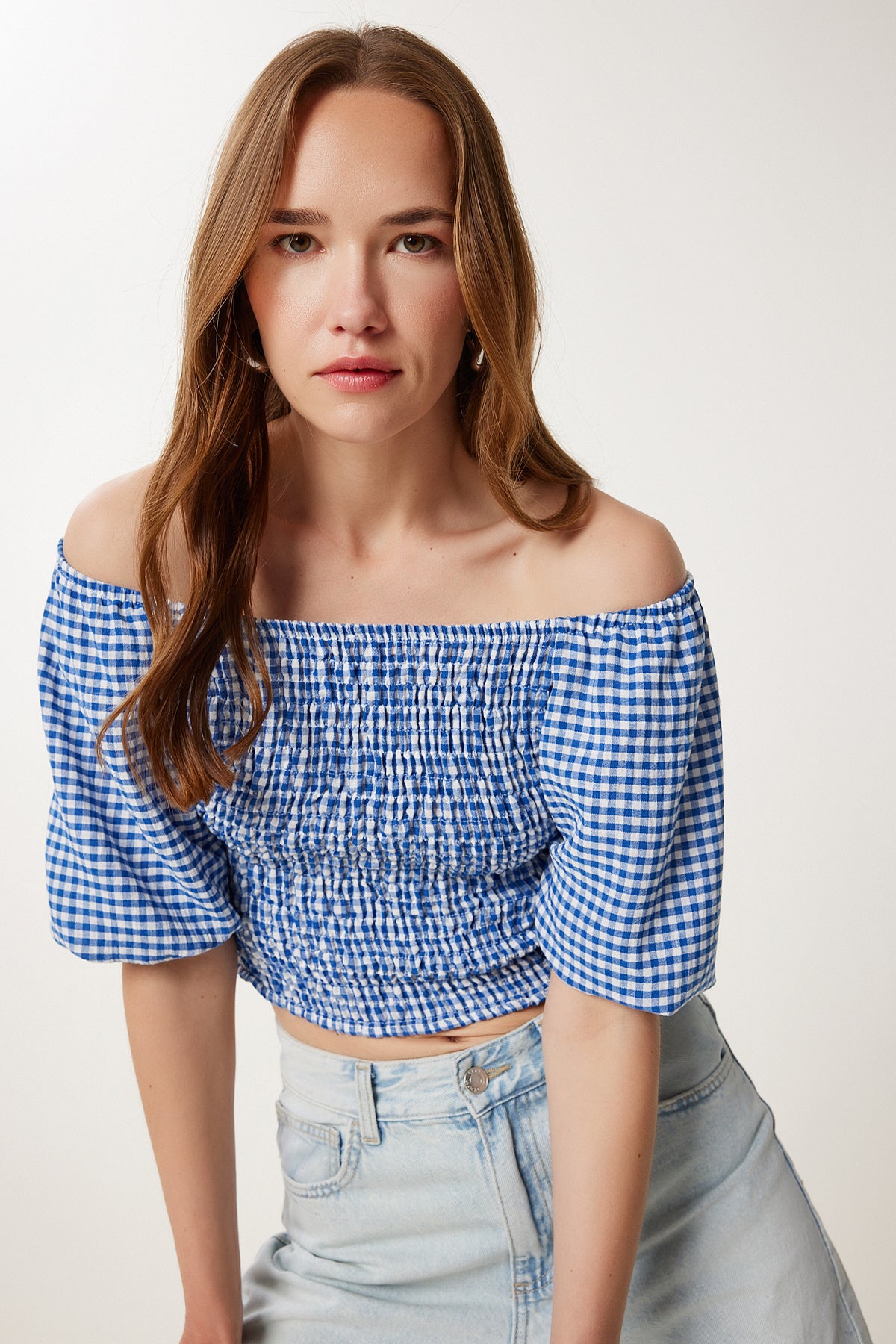 Mavi Kareli Carmen Yaka Esnek Crop Keten Bluz TP00079