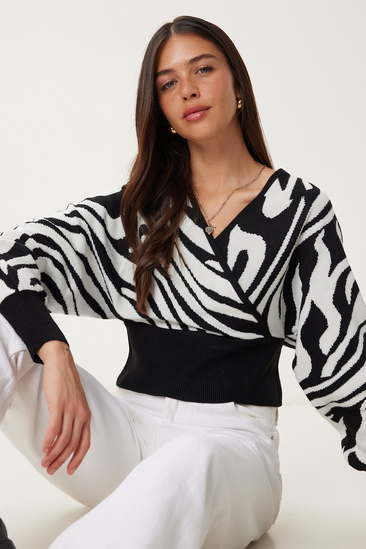 Siyah Ekru Kruvaze Yaka Desenli Crop Triko Kazak Kİ00132