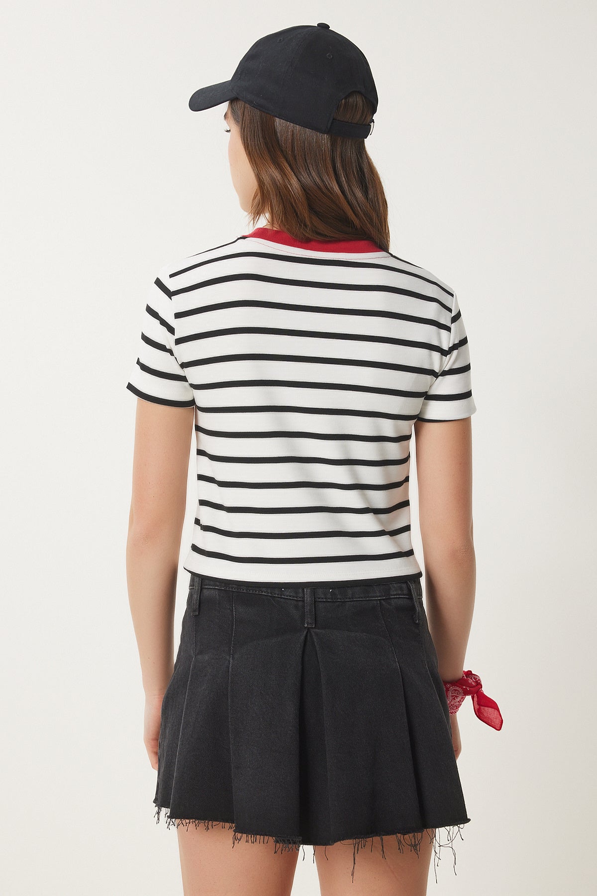 Beyaz Nakışlı Çizgili Kısa Örme T-Shirt CR00444