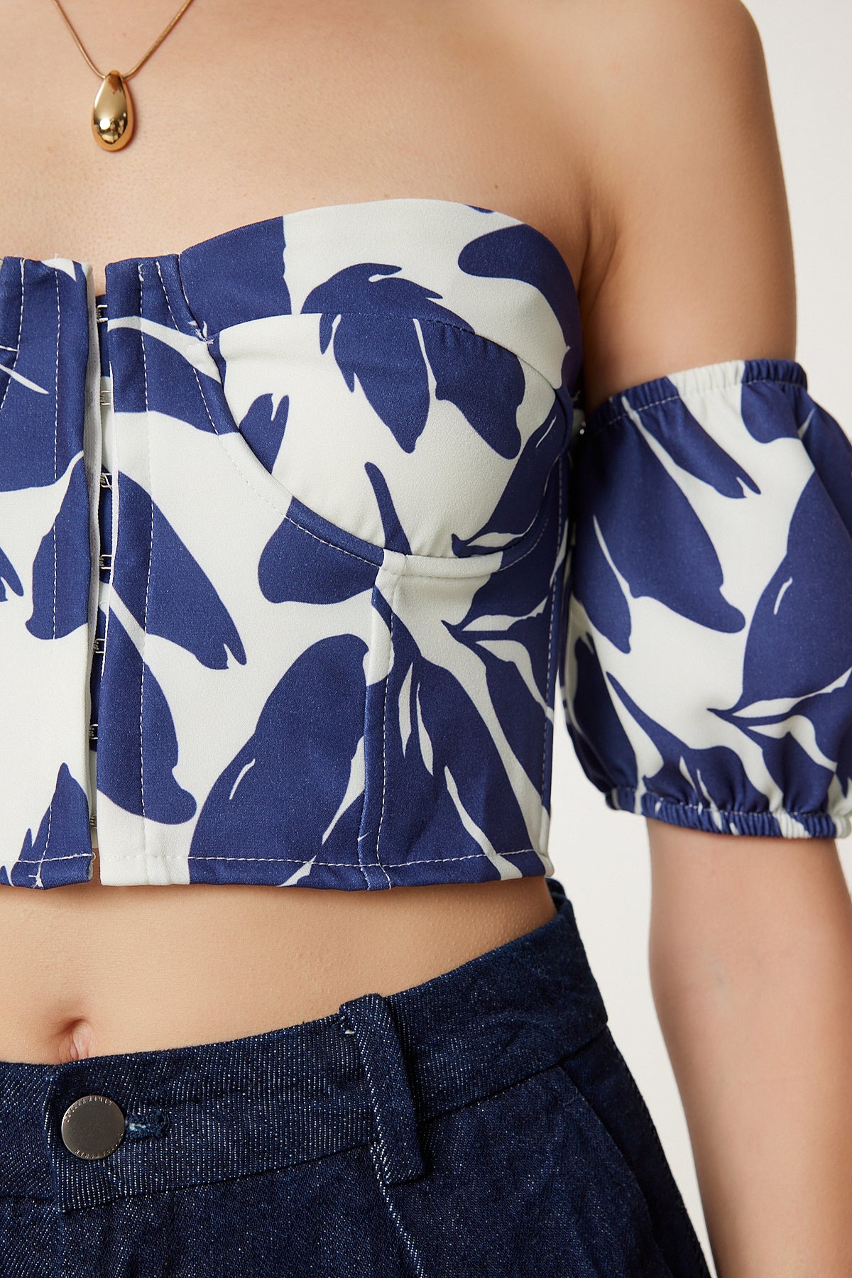 Krem Lacivert Desenli Crop Viskon Bluz CR00510