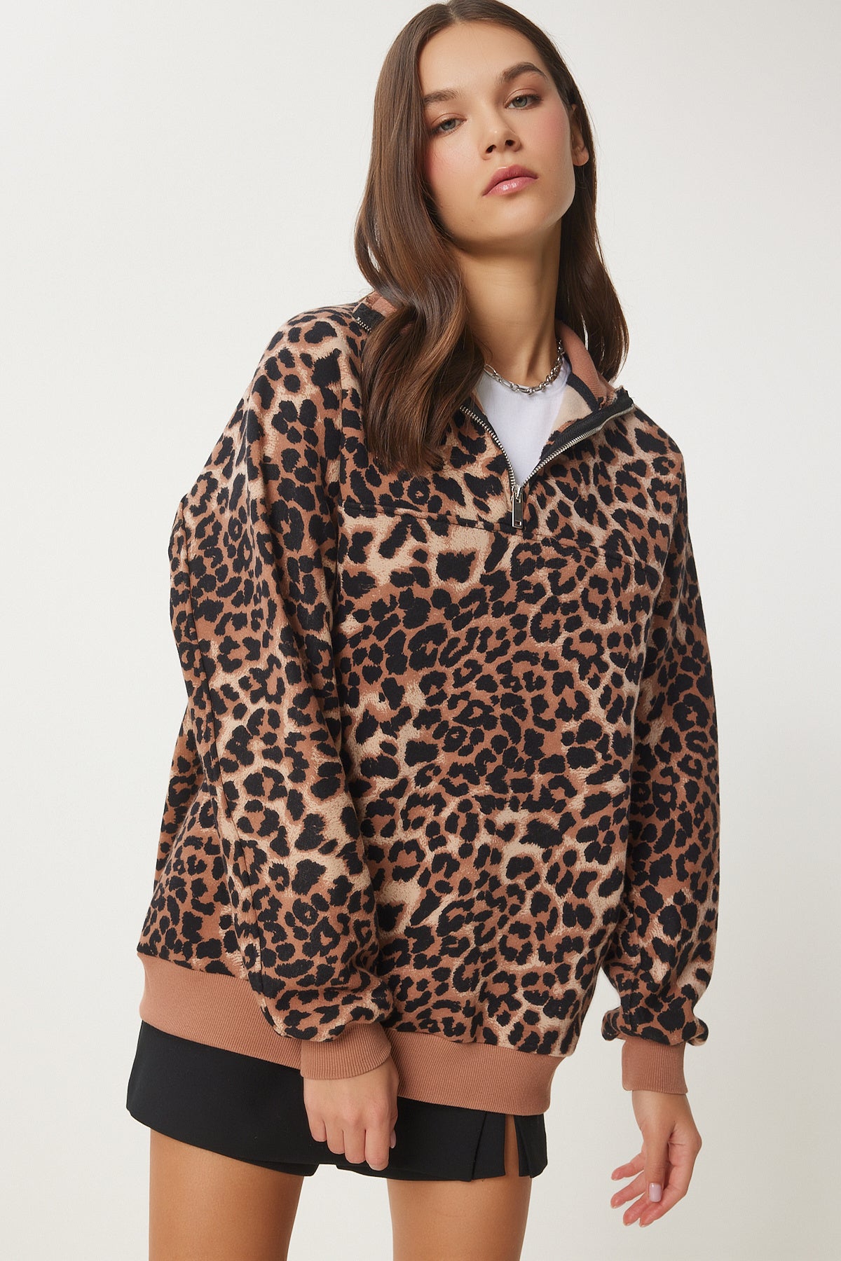 Bisküvi Siyah Leopar Desenli Dik Yaka Şardonlu Sweatshirt DP00226