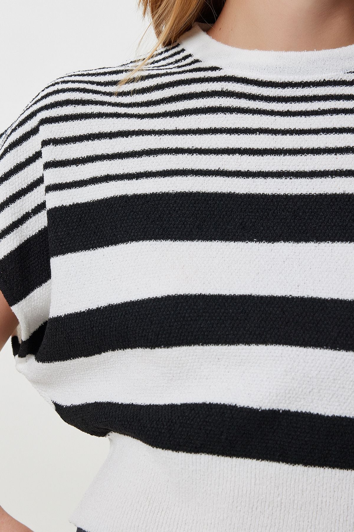Beyaz Siyah Çizgili Crop Triko Bluz YY00264