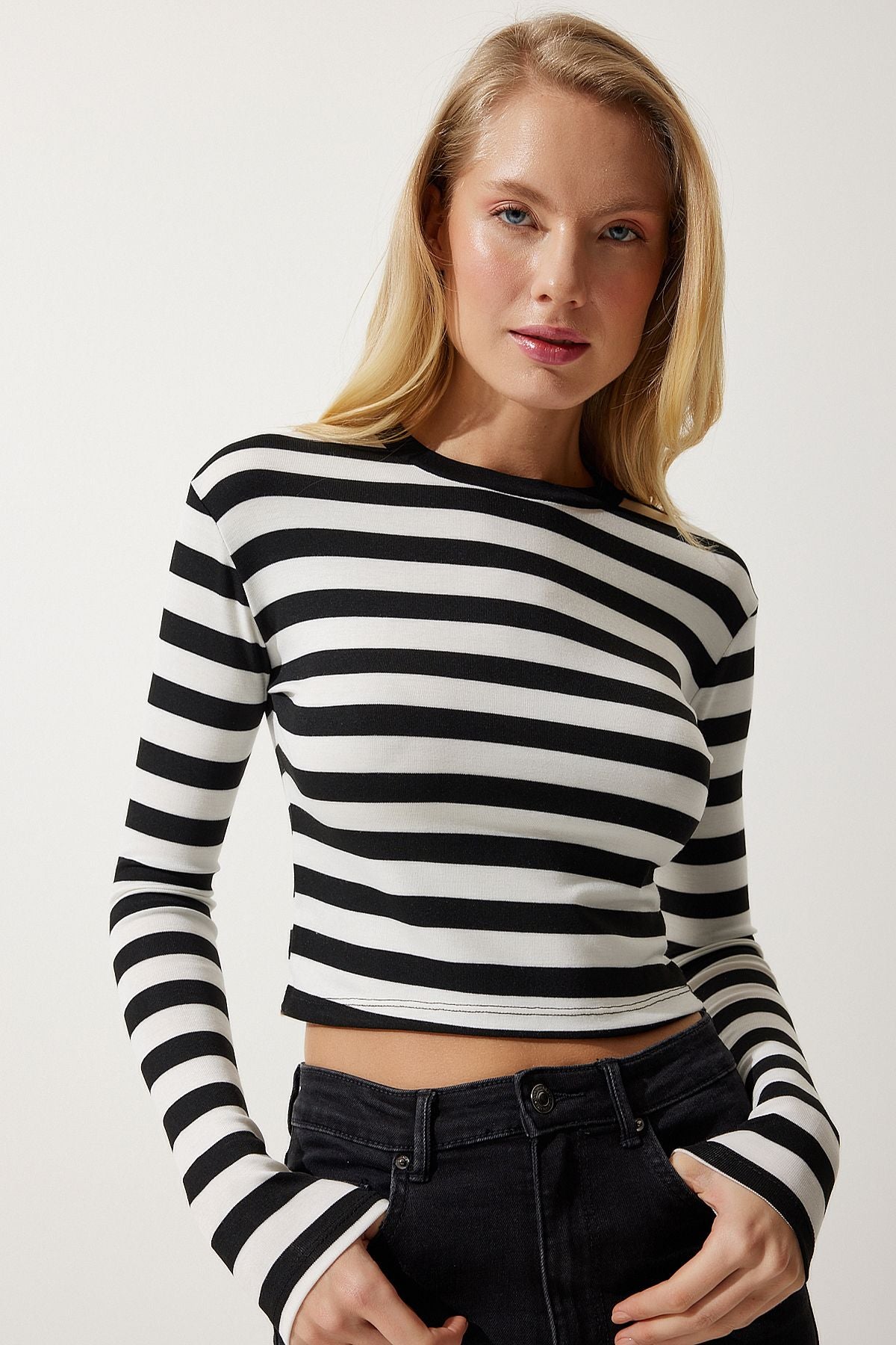 Siyah Beyaz Çıkarılabilir Kolyeli Çizgili Crop Örme Bluz AN00177
