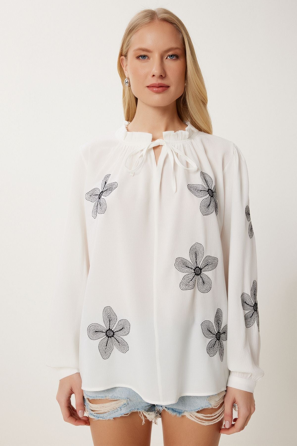 Beyaz Çiçek Nakışlı Bağlamalı Dokuma Bluz DD01353