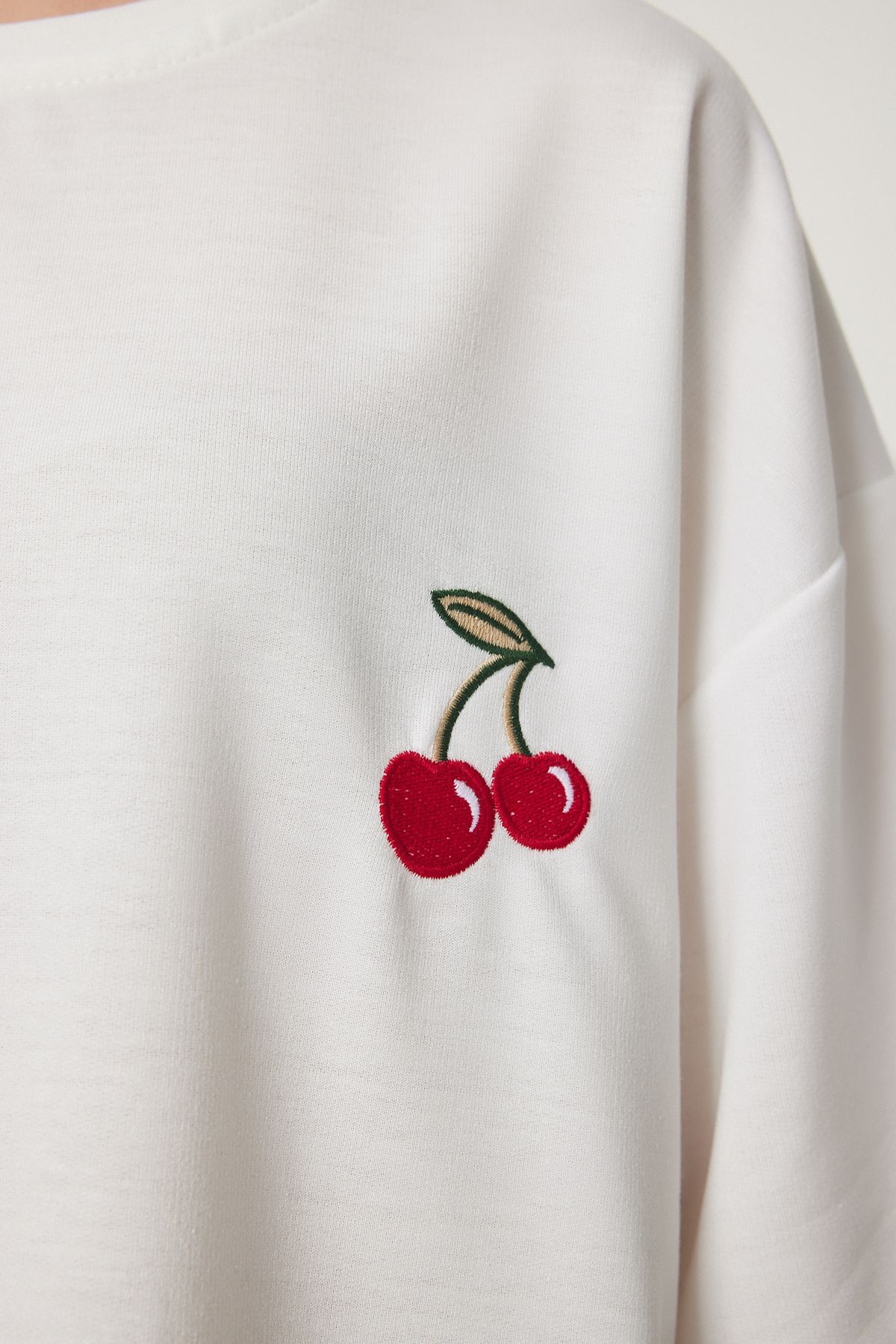 Ekru Oversize Nakışlı Örme T-Shirt ZV00276