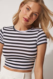 Siyah Beyaz Çizgili Crop Örme T-Shirt AA00038