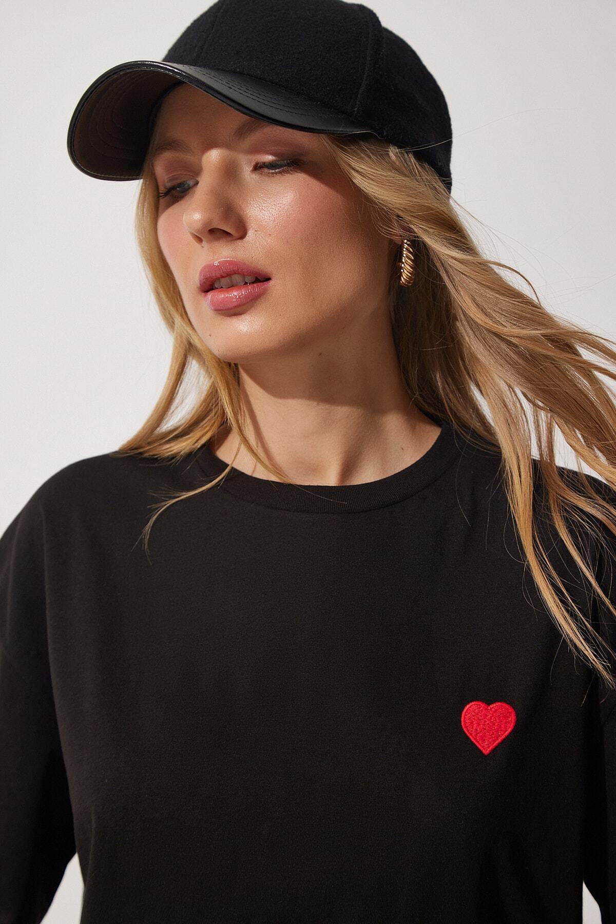Siyah Kalp Nakışlı Pamuklu Oversize T-Shirt CR00405