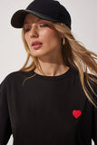 Siyah Kalp Nakışlı Pamuklu Oversize T-Shirt CR00405