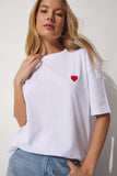 Beyaz Kalp Nakışlı Pamuklu Oversize T-Shirt CR00405