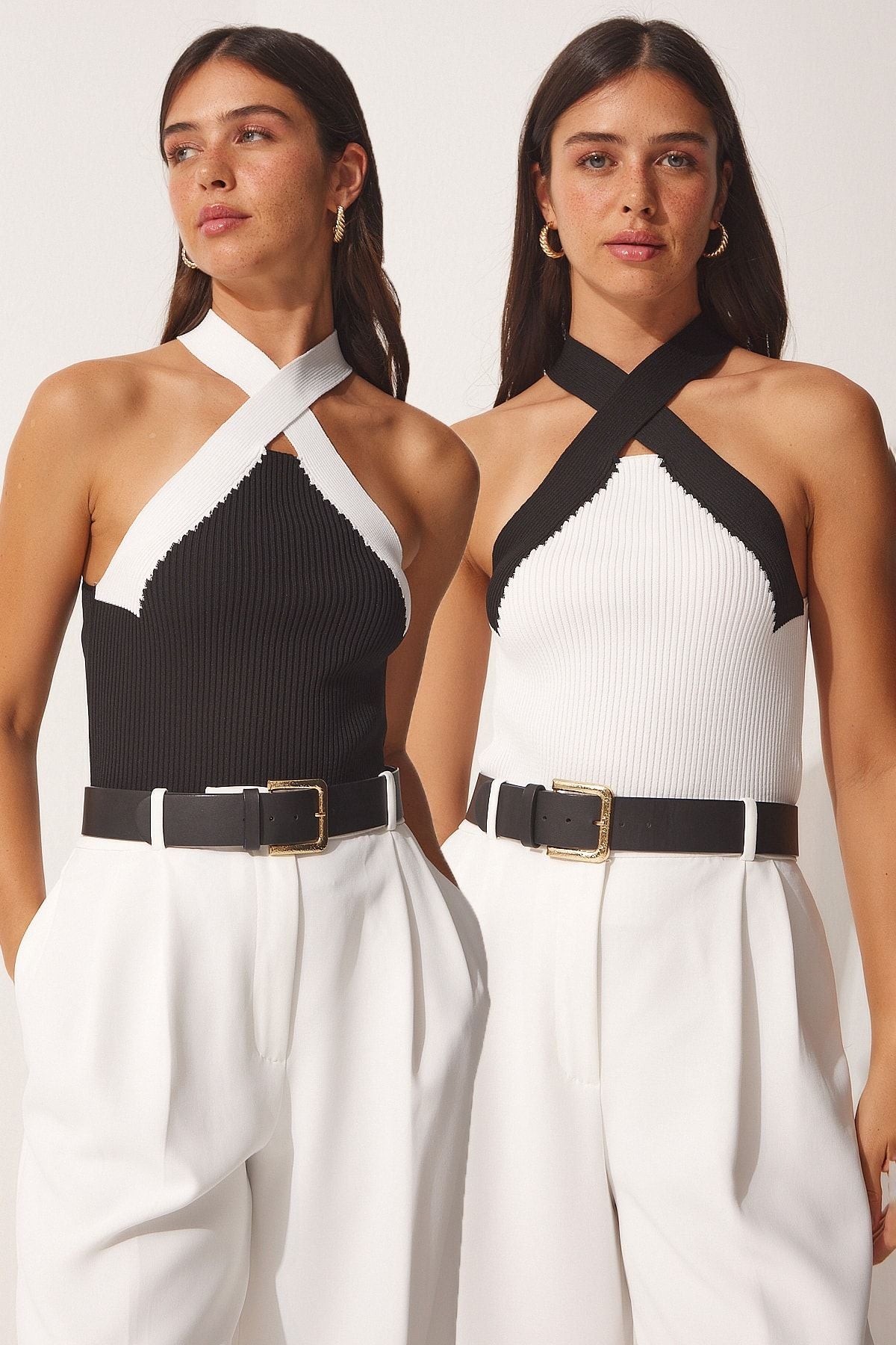 Siyah Beyaz Halter Yaka 2'Li Paket Crop Triko Bluz US00915