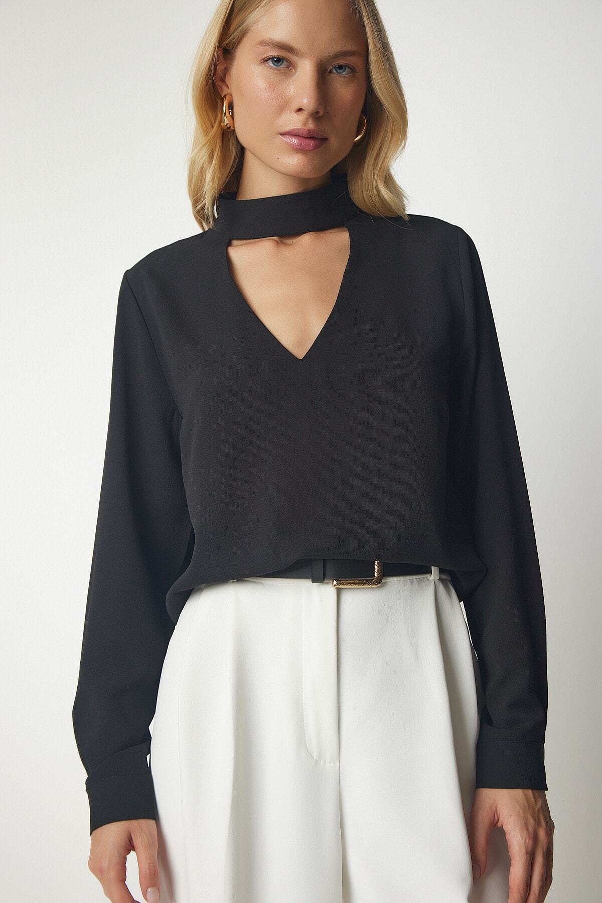 Siyah Pencere Detaylı Dekolteli Krep Bluz UB00155