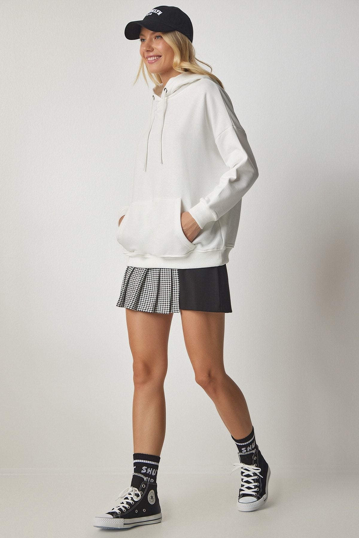 Beyaz Kapüşonlu Şardonlu Basic Sweatshirt SM00153