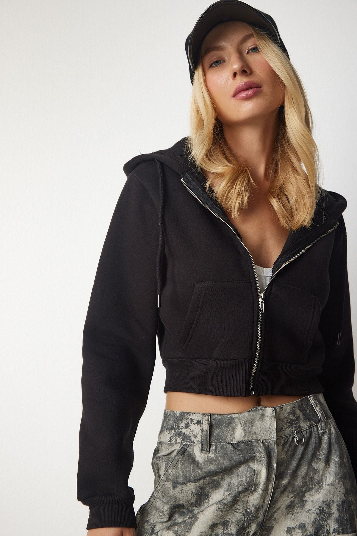 Siyah Kapüşonlu Fermuarlı Crop Sweatshirt UB00136