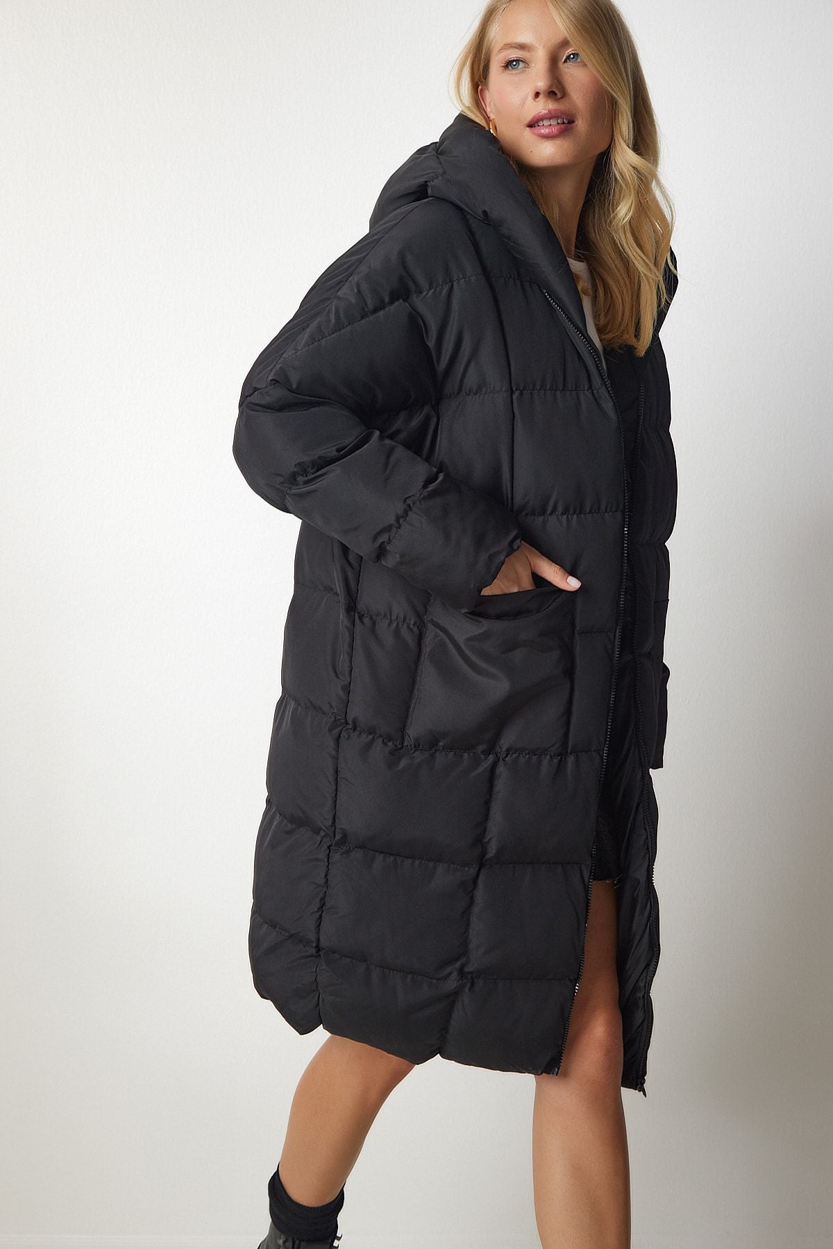 Siyah Kapüşonlu Oversize Şişme Kaban HK00027