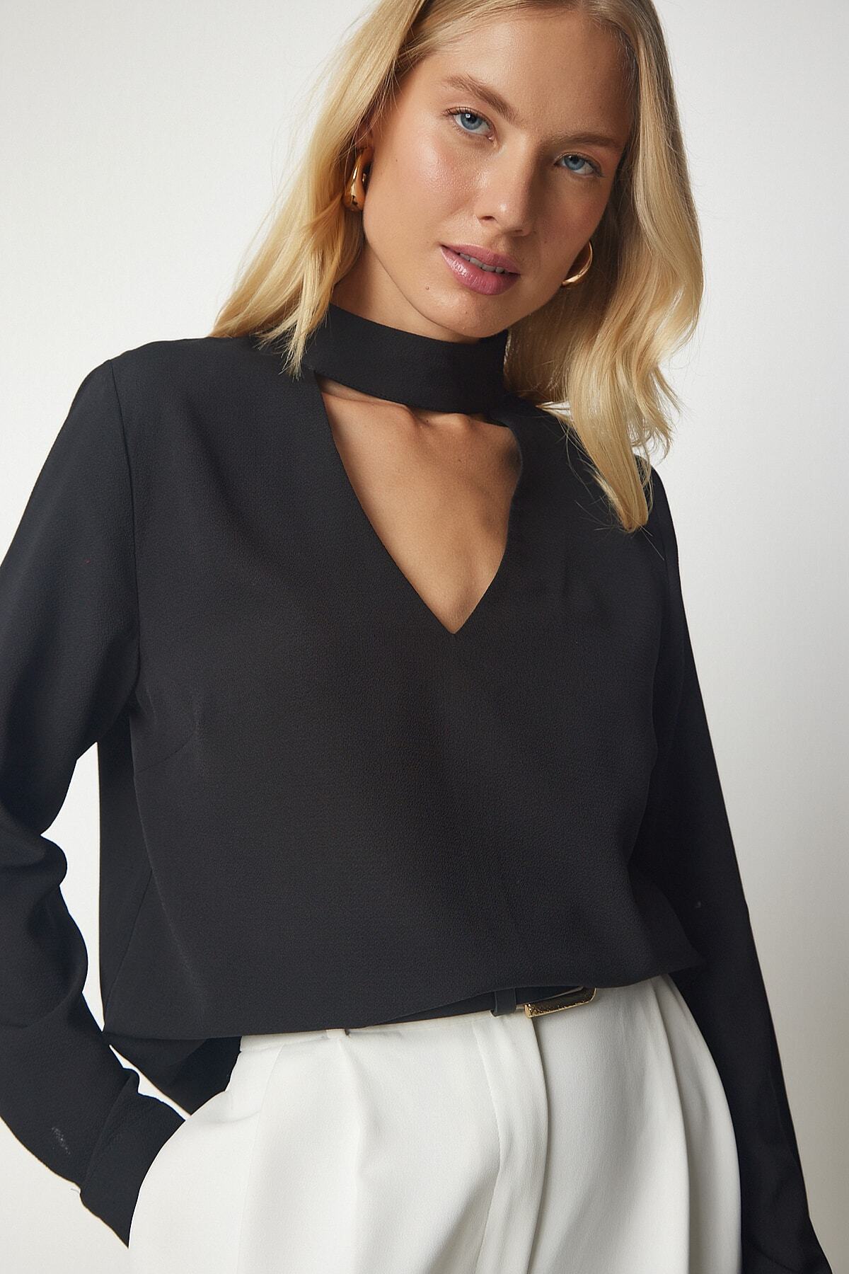 Siyah Pencere Detaylı Dekolteli Krep Bluz UB00155