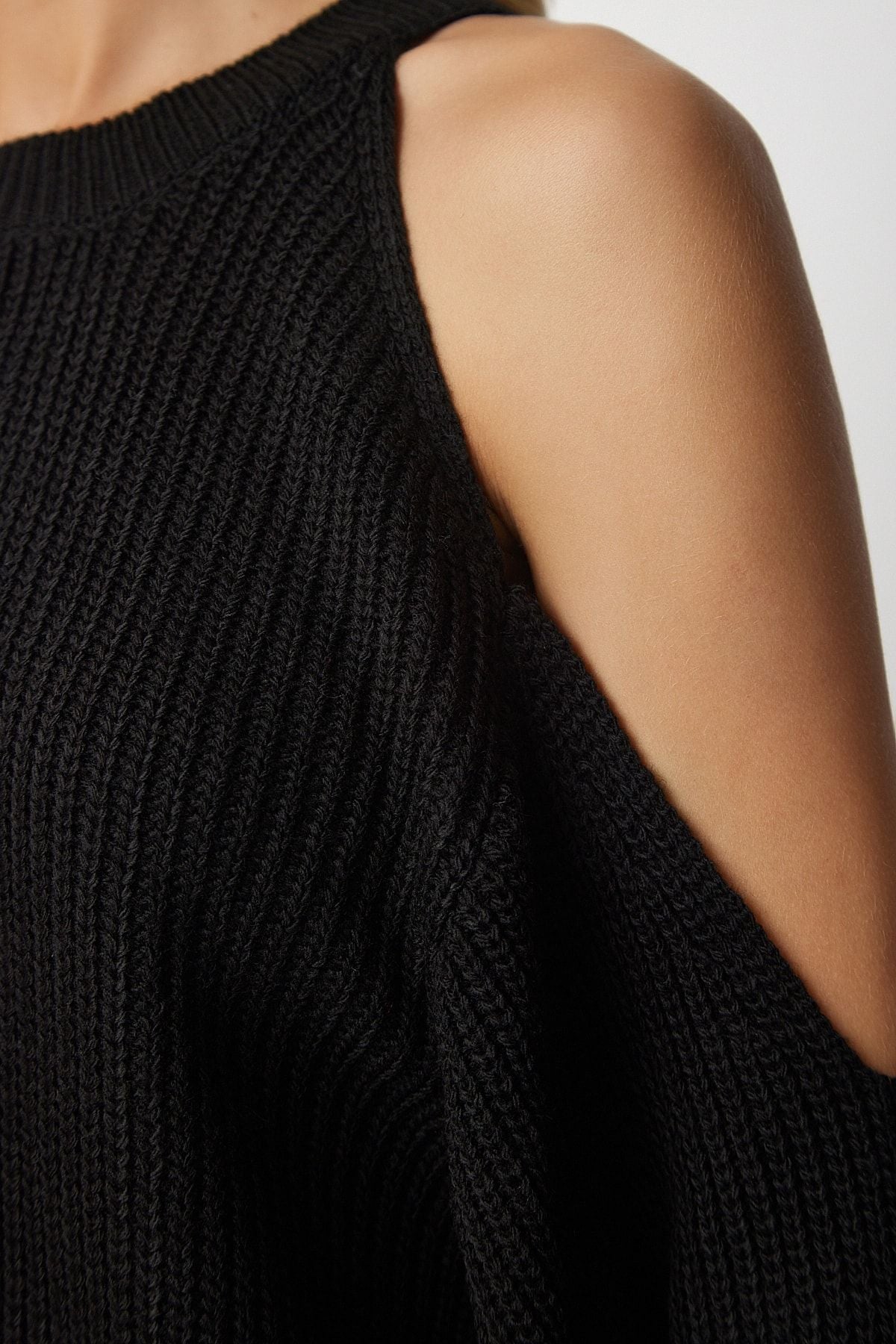 Siyah Cut Out Detaylı Triko Kazak PN00081