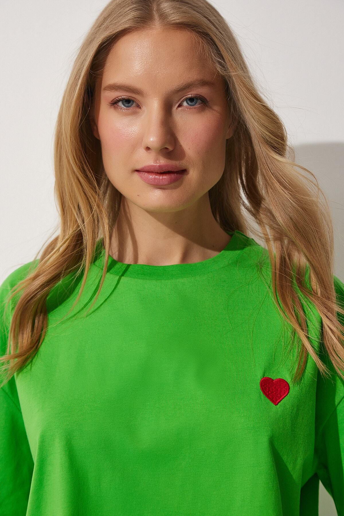 Yeşil Kalp Nakışlı Pamuklu Oversize T-Shirt CR00405